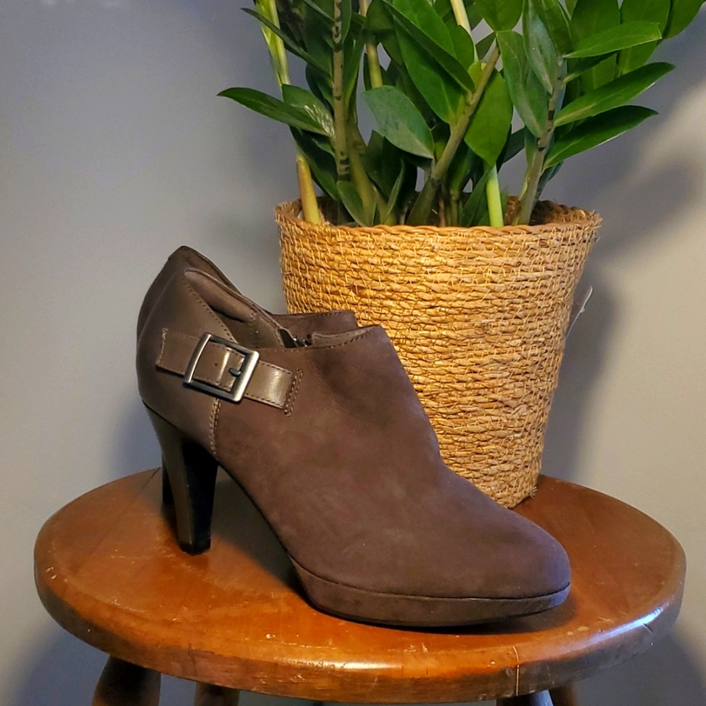 Clarks collection soft cushion booties size 7.5 womens chocolate brown suede